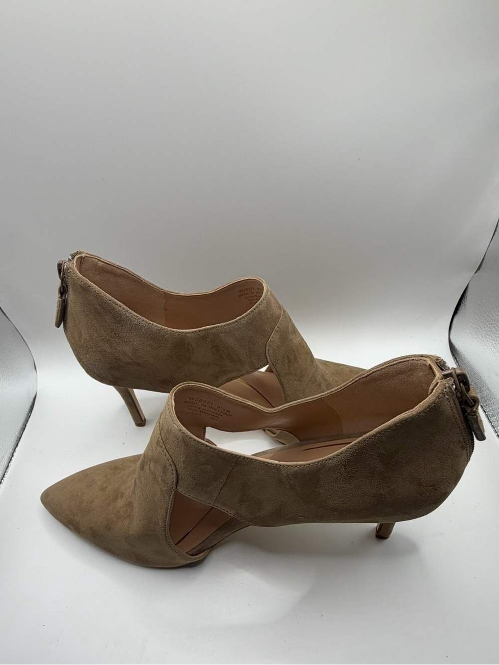 NWOT Cole Haan Ina cut out Shooties in Light Whiskey Suede.